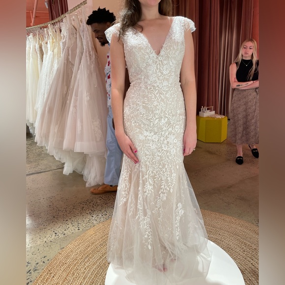 Vow’d Lively Wedding Dress NWT Size 8 - Picture 2 of 6